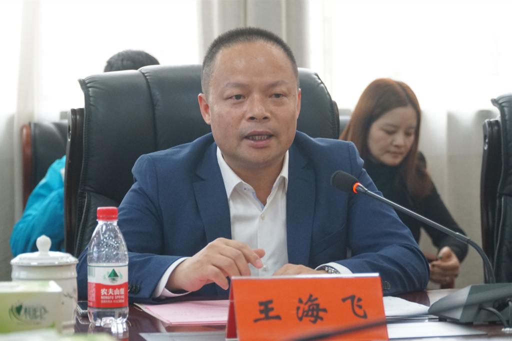 座谈会上,党委副书记,校长吕万刚向王海飞副市长一行来校考察表示欢迎