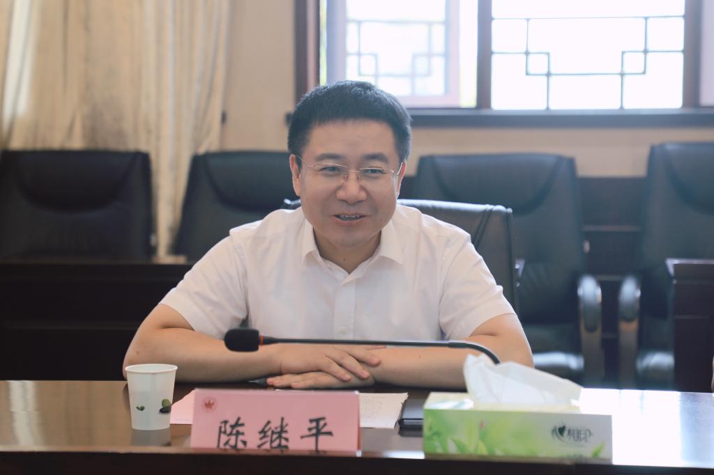 党委书记陈继平校长吕万刚召开马克思主义学院建设和思政课教研现场