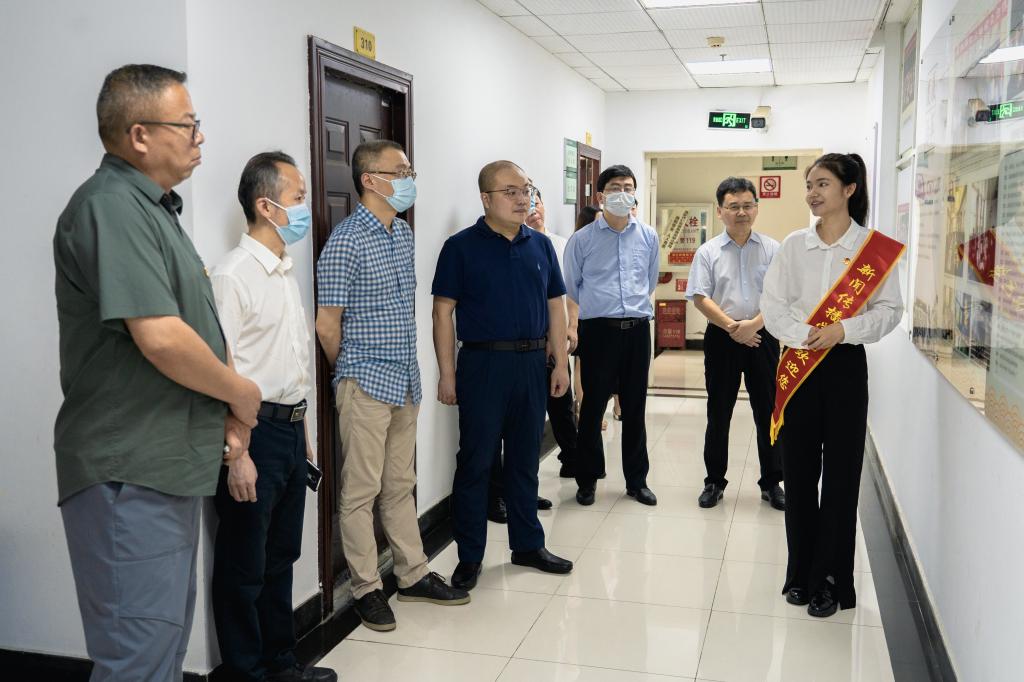 省教育厅思政处处长赵耿,副处长谭庆华,武汉市委宣传部新闻处处长罗峰