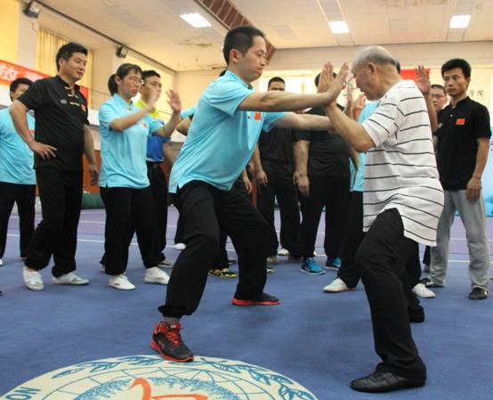 王培锟老师示范技术动作.jpg